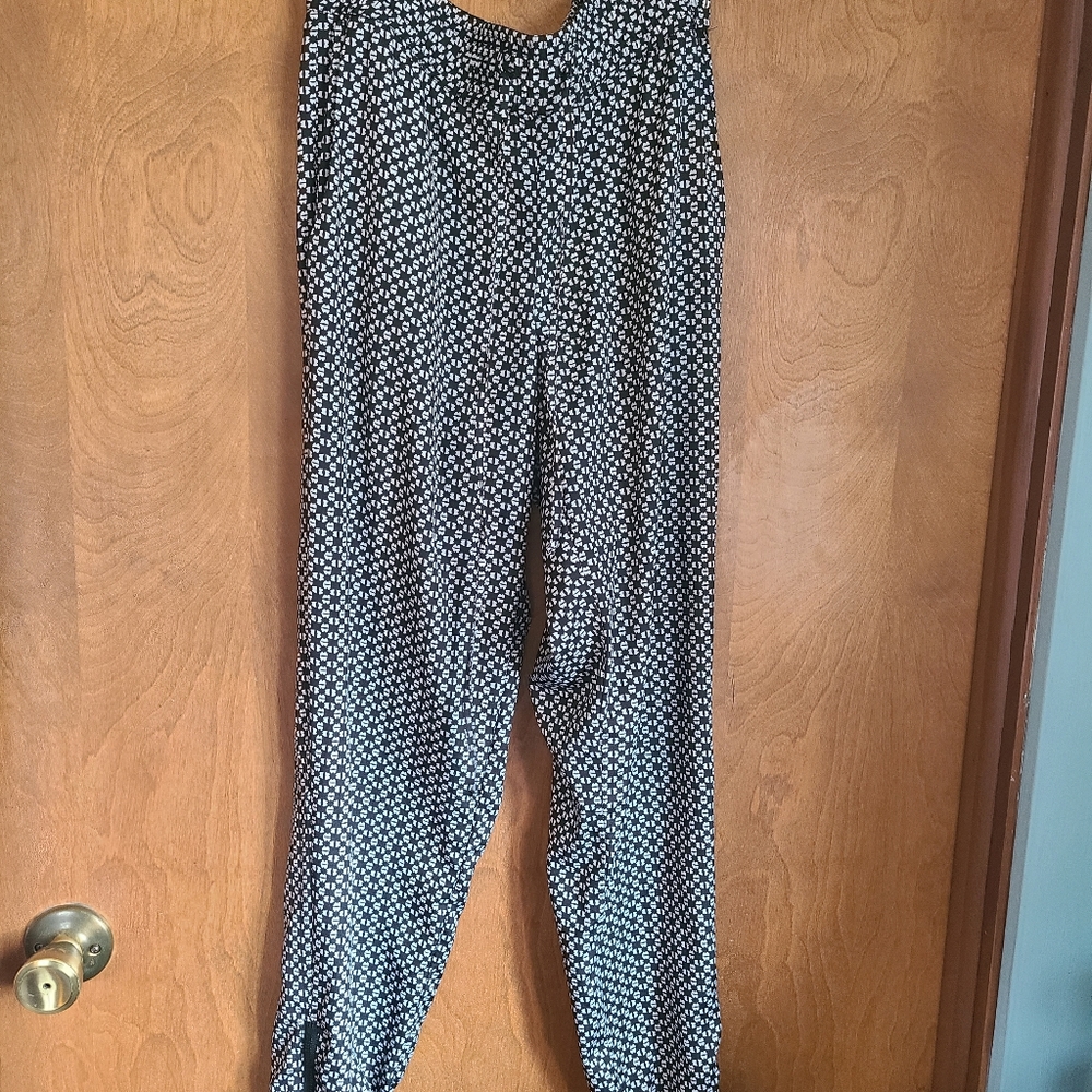 🦩 3/$30 Bisou Bisou Black and White Geometric Pattern Pants in size Small
